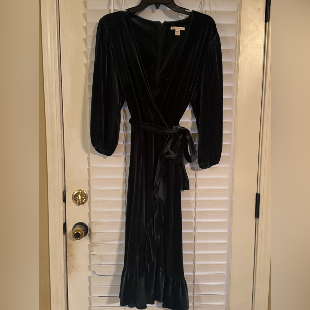 Green velvet midi Perfect for Christmas party. Worn once. Size 18/30